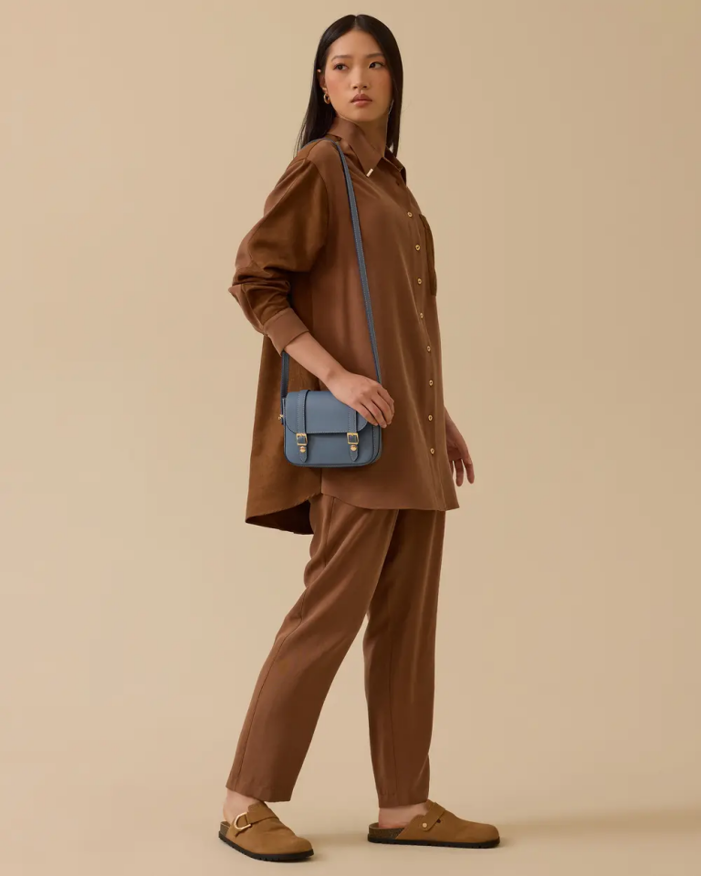 1009 ÖNÜ DÜĞMELİ KOL UCU MANŞETLİ KOLLARI VE SIRTI SÜET DETAYLI GÖMLEK  10002521511009 #10-25#