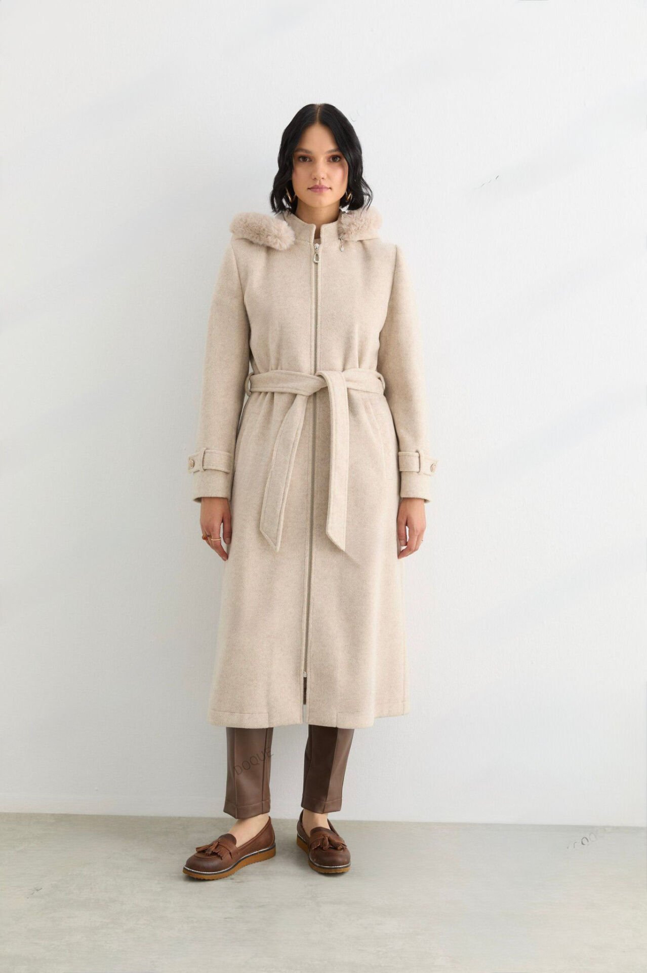 ANA-57035 ÖNDEN FERMUARLI KAPİŞONU KÜRK DETAYLI KAŞE KABAN #12-25#