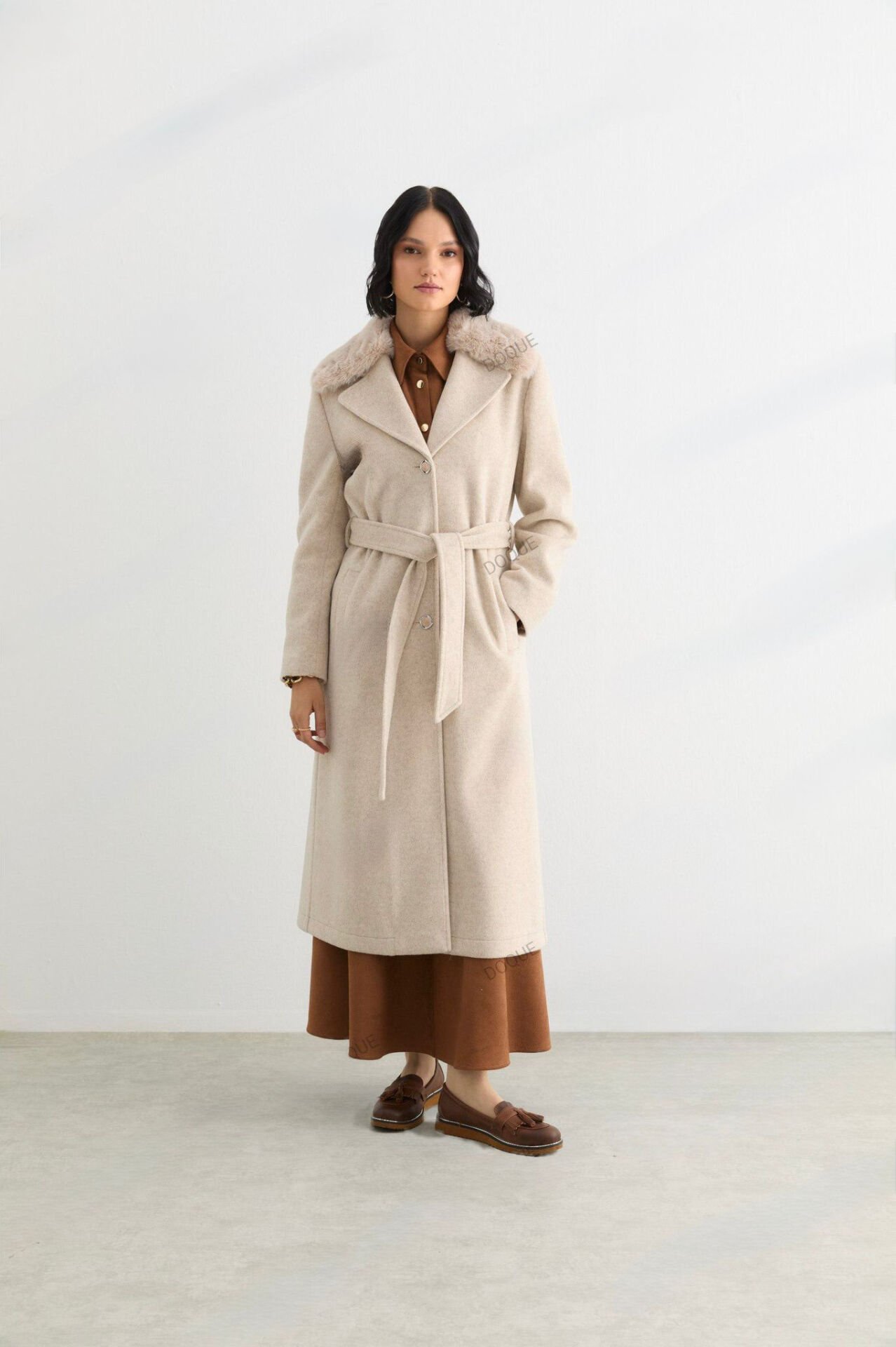 57037 ÖNDEN DÜĞMELİ KRAVUZE YAKA YAKASI TÜYLÜ BELİ KUŞAKLI DÜĞMELİ KABAN #12-25#