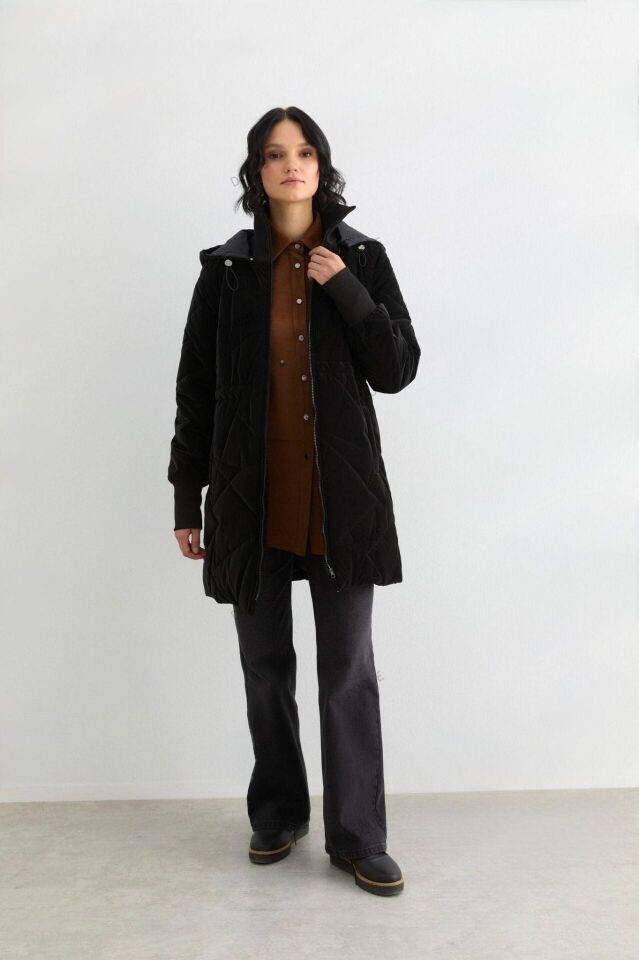 67035  YAKASI VE KOL UCU LASTIKLİ CEP DETAYLI KISA ANAROK KABAN