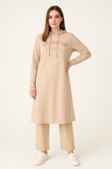 61056 GÖĞSÜ YAZILI KAPİŞONLU YANLARI YIRTMAÇLI SWEAT GÖRÜNÜMLÜ TUNİK #10-25#