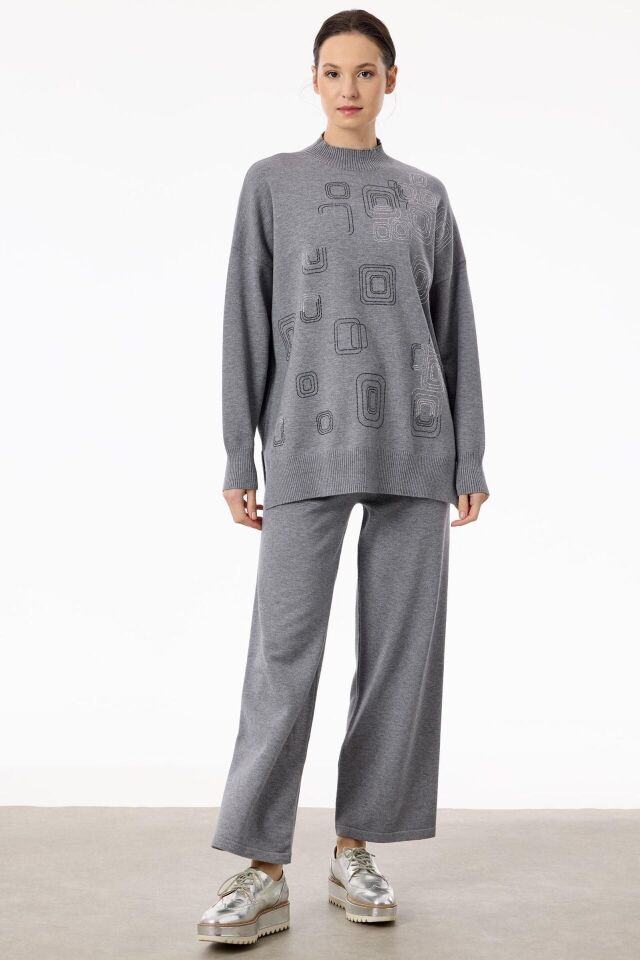 TKM.21754.1	ÖNÜ GEOMETRİK PAYETLİ PANTOLONLU TRİKO TAKIM #11-25#