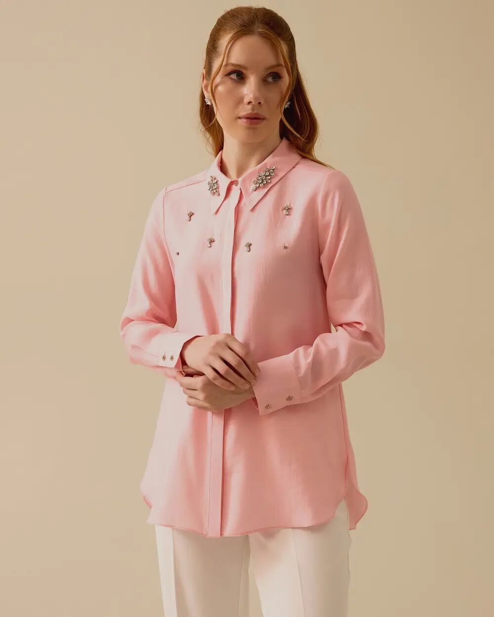 10004 ÖNÜ GİZLİ DÜĞMELİ KOLLARI MANŞETLİ YAKASI VE GÖĞSÜ TAŞ DETAYLI ŞIK GÖMLEK #03-25#