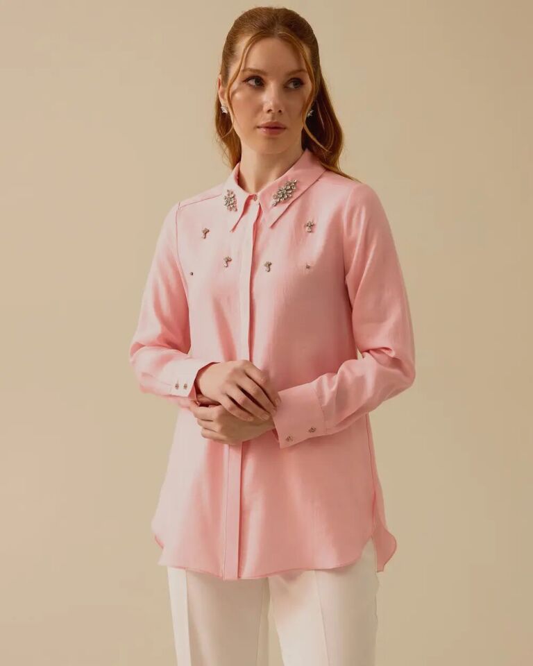 10004 ÖNÜ GİZLİ DÜĞMELİ KOLLARI MANŞETLİ YAKASI VE GÖĞSÜ TAŞ DETAYLI ŞIK GÖMLEK #03-25#