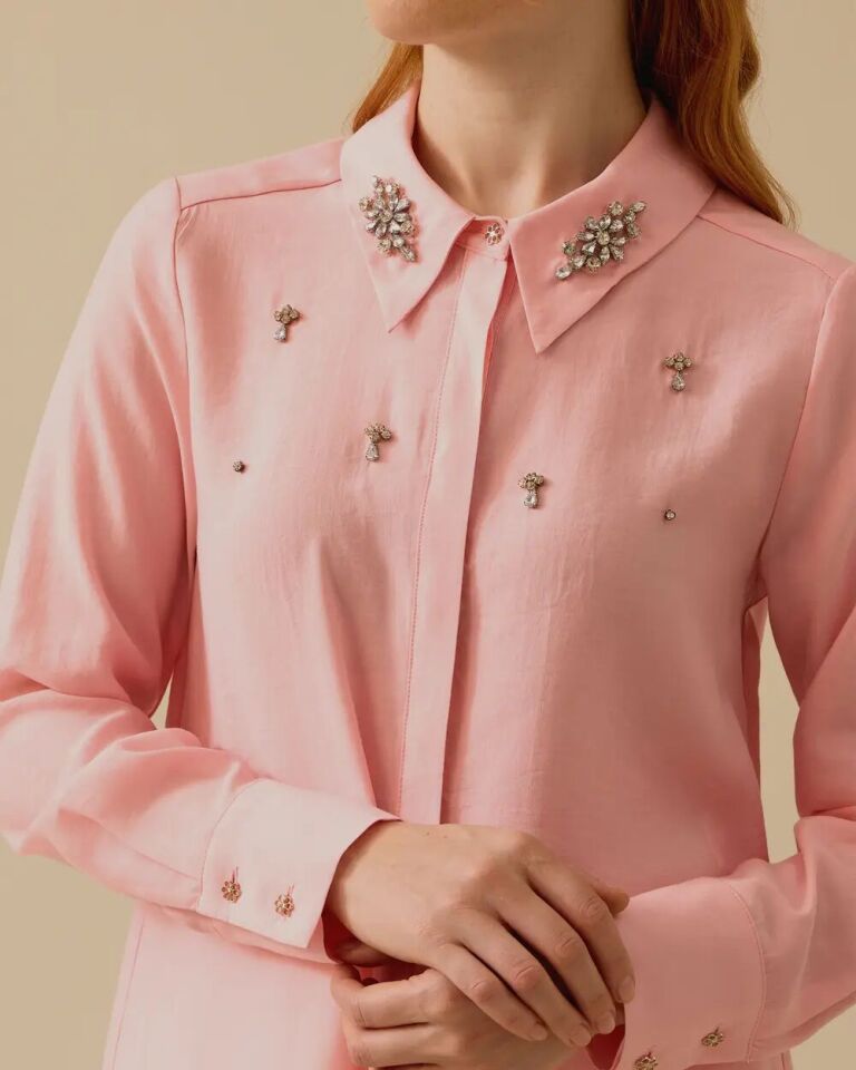 10004 ÖNÜ GİZLİ DÜĞMELİ KOLLARI MANŞETLİ YAKASI VE GÖĞSÜ TAŞ DETAYLI ŞIK GÖMLEK #03-25#