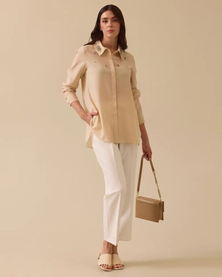 10004 ÖNÜ GİZLİ DÜĞMELİ KOLLARI MANŞETLİ YAKASI VE GÖĞSÜ TAŞ DETAYLI ŞIK GÖMLEK #03-25#