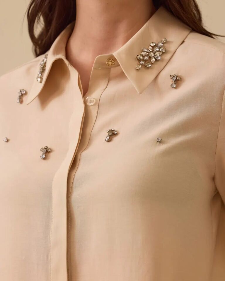 10004 ÖNÜ GİZLİ DÜĞMELİ KOLLARI MANŞETLİ YAKASI VE GÖĞSÜ TAŞ DETAYLI ŞIK GÖMLEK #03-25#