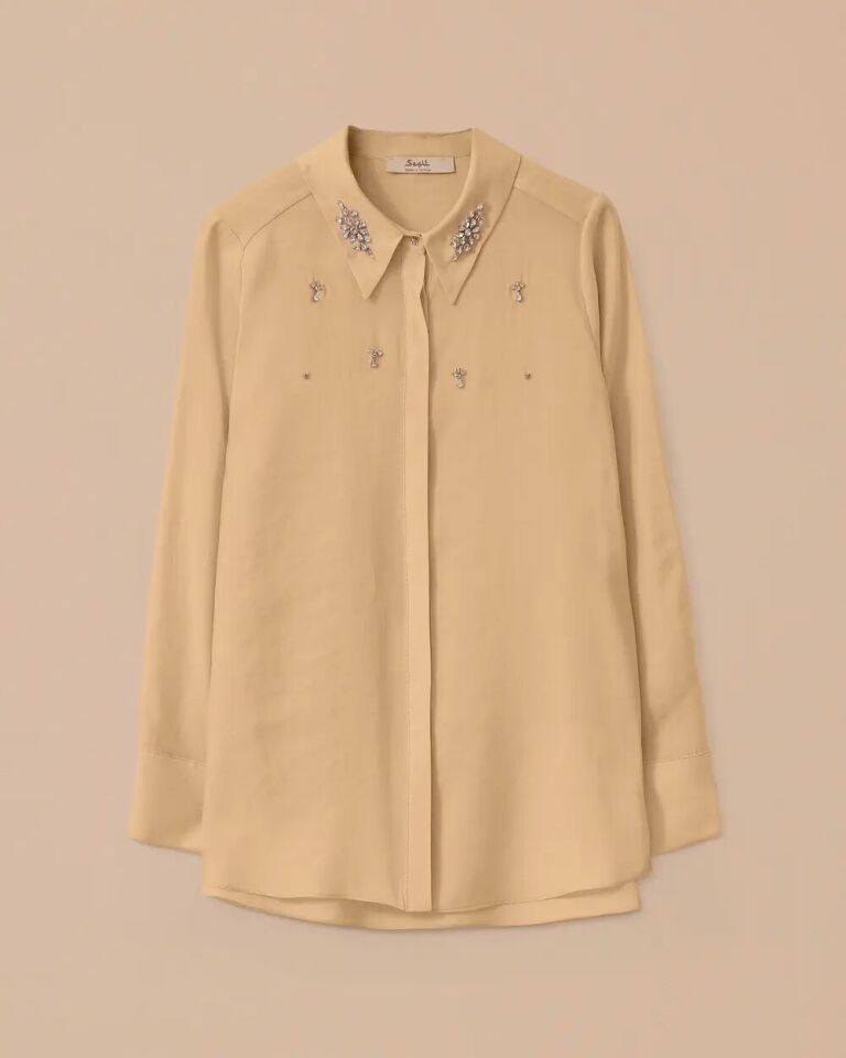 10004 ÖNÜ GİZLİ DÜĞMELİ KOLLARI MANŞETLİ YAKASI VE GÖĞSÜ TAŞ DETAYLI ŞIK GÖMLEK #03-25#