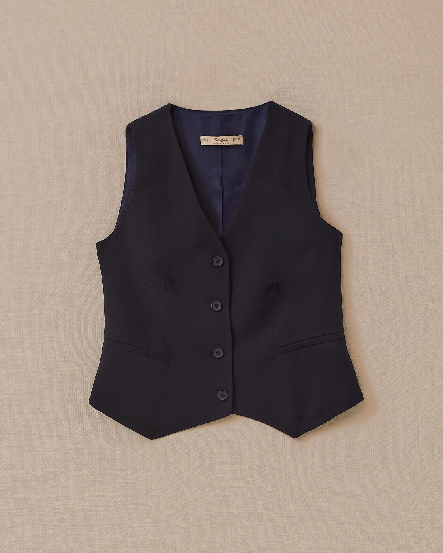 10018 KRUVAZE YAKA CEP GÖRÜNÜMLÜ ÖNDEN DÜĞMELİ ŞIK YELEK #03-25#