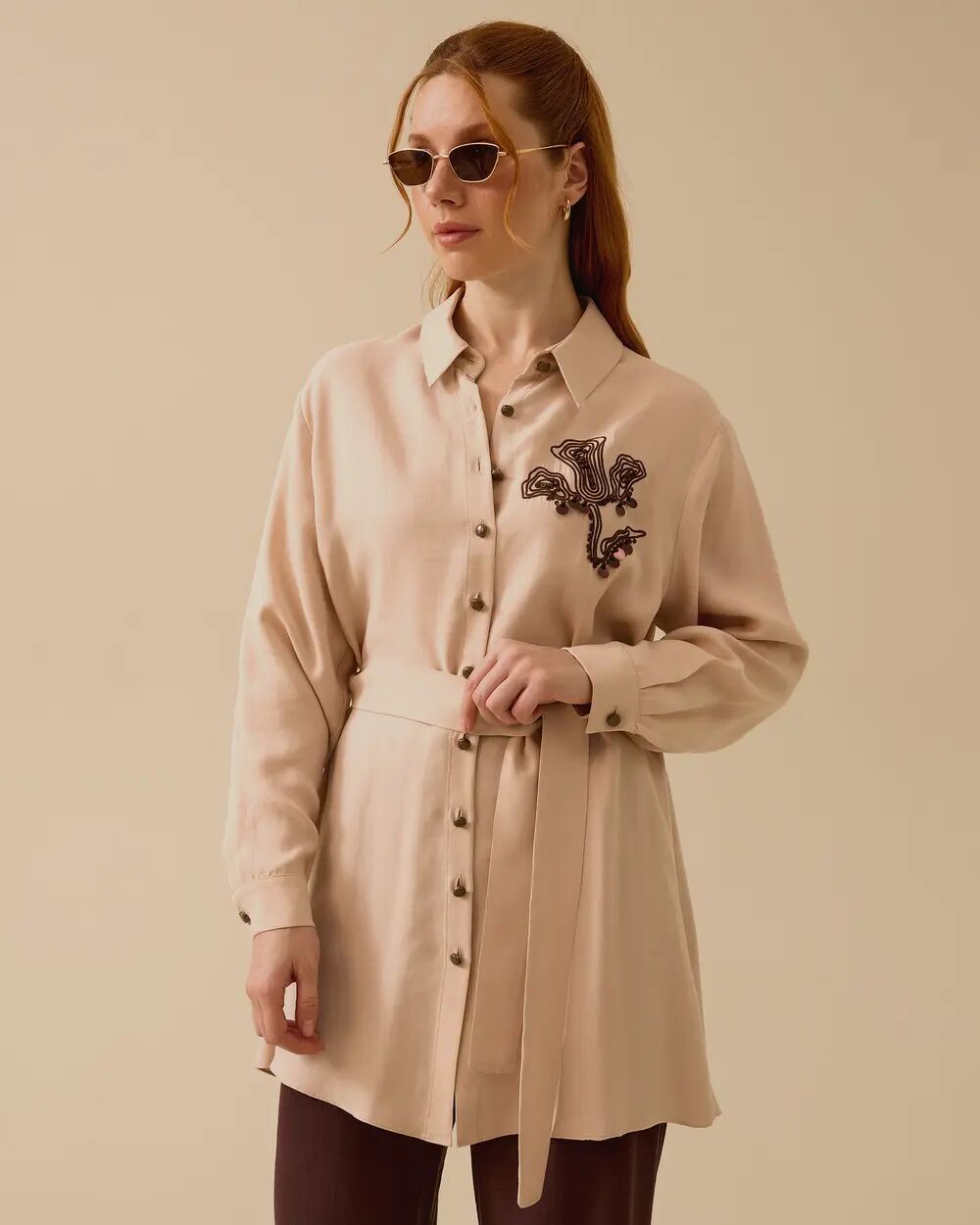 1023 ÖNDEN DÜĞMELİ GÖĞSÜ NAKIŞ DETAYLI PAMUKLU GÜNLÜK GÖMLEK 10002421211023 #06-25#