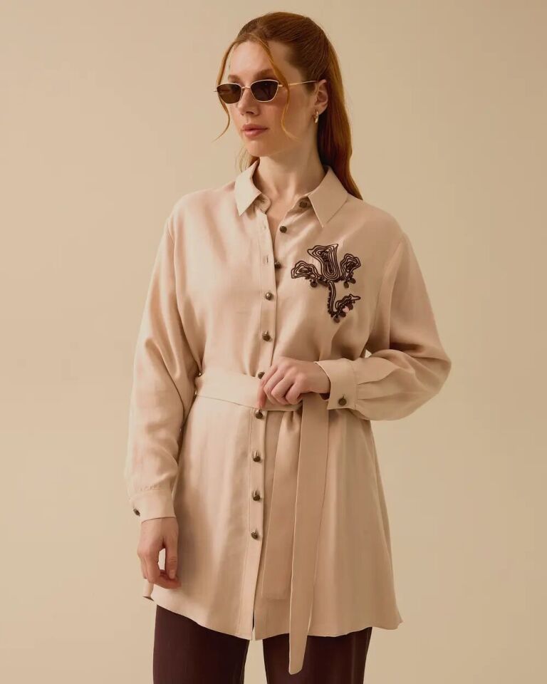 1023 ÖNDEN DÜĞMELİ GÖĞSÜ NAKIŞ DETAYLI PAMUKLU GÜNLÜK GÖMLEK 10002421211023 #06-25#