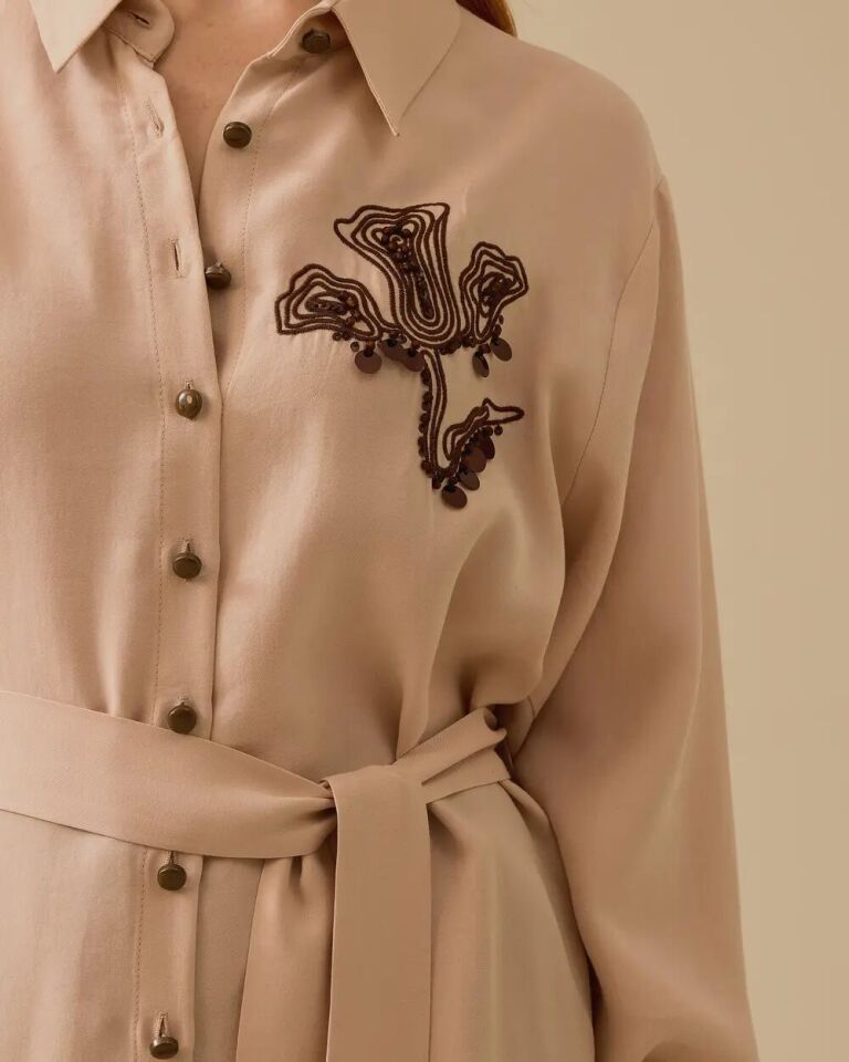 1023 ÖNDEN DÜĞMELİ GÖĞSÜ NAKIŞ DETAYLI PAMUKLU GÜNLÜK GÖMLEK 10002421211023 #06-25#