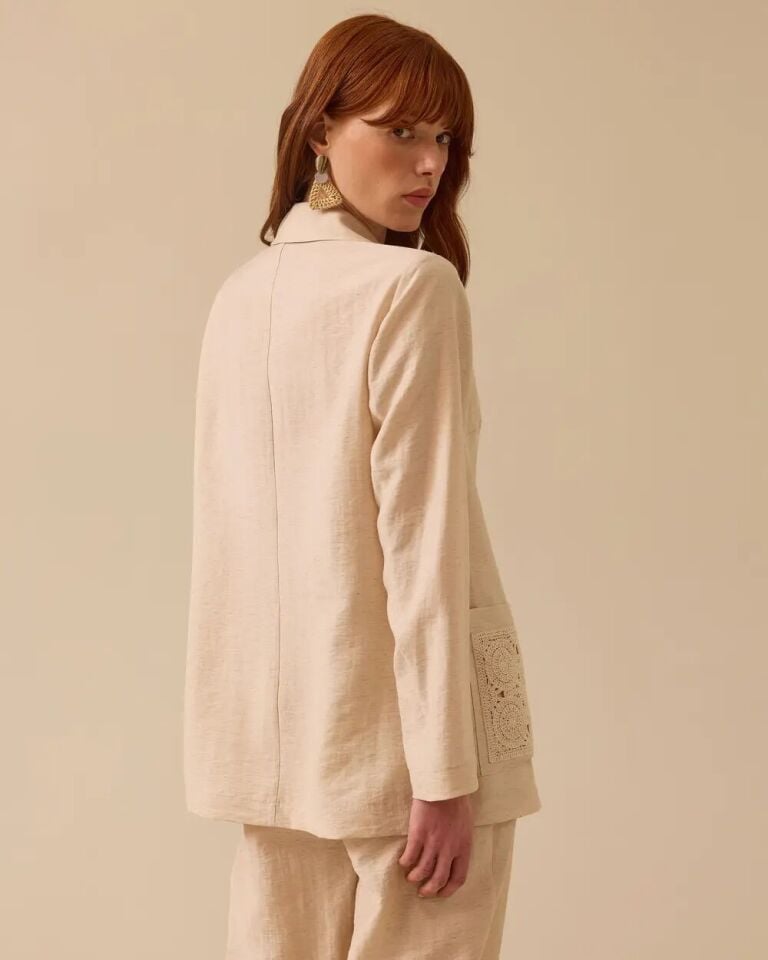 10028 CEPLERİ NAKIŞ DETAYLI ÖNDEN DÜĞMELİ KRAVUZE YAKA KETEN CEKET 10002511110028 #06-25#