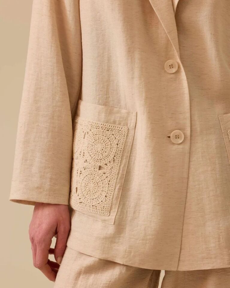 10028 CEPLERİ NAKIŞ DETAYLI ÖNDEN DÜĞMELİ KRAVUZE YAKA KETEN CEKET 10002511110028 #06-25#