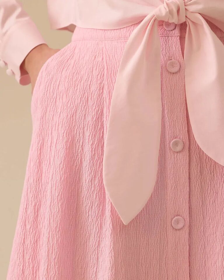 1012 ÖNÜ AŞAĞI KADAR DÜĞMELİ CEP DETAYLI KUMAŞI KENDİLİĞİNDEN DESENLİ ETEK 10002511611012 #06-25#