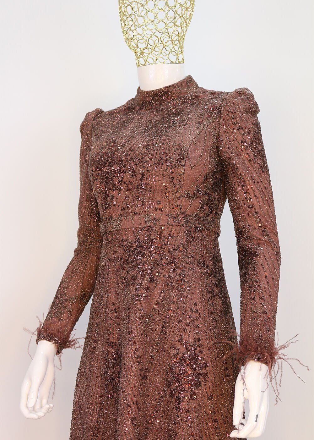 174 KOL UÇLARI TÜY DETAYLI SİMLİ VE PAYET DETAYLI AĞ KESİM KKUYRUKLU ABİYE ELBİSE QYS ABİYE ELBİSE 174 #23-08#