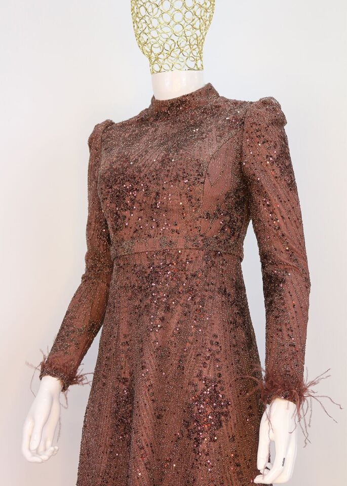 174 KOL UÇLARI TÜY DETAYLI SİMLİ VE PAYET DETAYLI AĞ KESİM KKUYRUKLU ABİYE ELBİSE QYS ABİYE ELBİSE 174 #23-08#