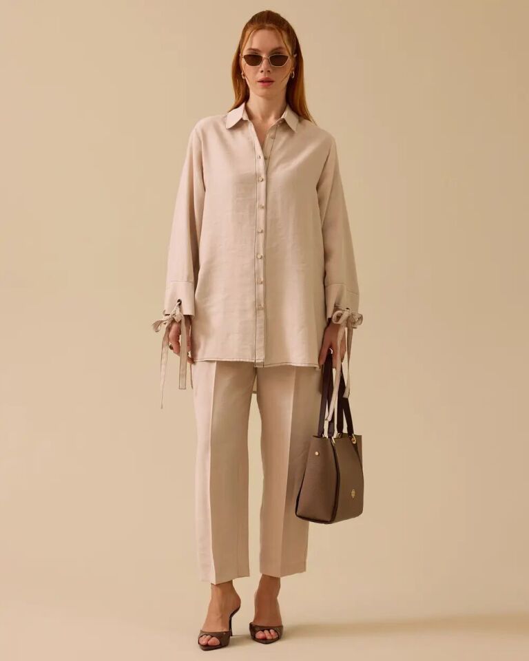 1003 ÖNDEN DÜĞMELİ YANDAN YIRTMAÇLI KOLLARI BAĞLAMA DETAYLI PAMUKLU GÖMLEK 10002511211003 #06-25#