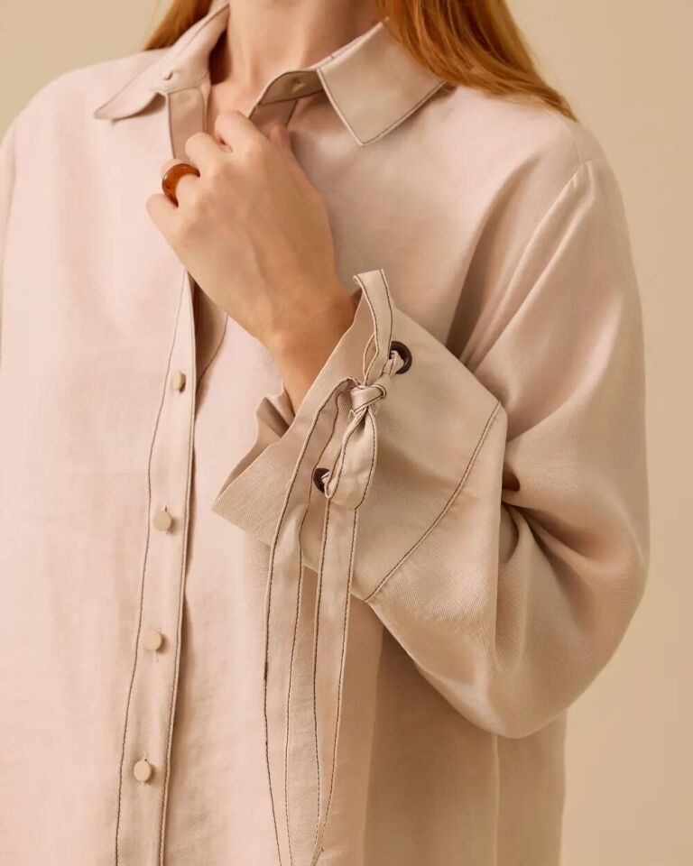 1003 ÖNDEN DÜĞMELİ YANDAN YIRTMAÇLI KOLLARI BAĞLAMA DETAYLI PAMUKLU GÖMLEK 10002511211003 #06-25#