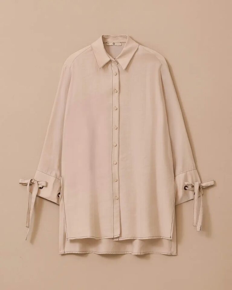 1003 ÖNDEN DÜĞMELİ YANDAN YIRTMAÇLI KOLLARI BAĞLAMA DETAYLI PAMUKLU GÖMLEK 10002511211003 #06-25#