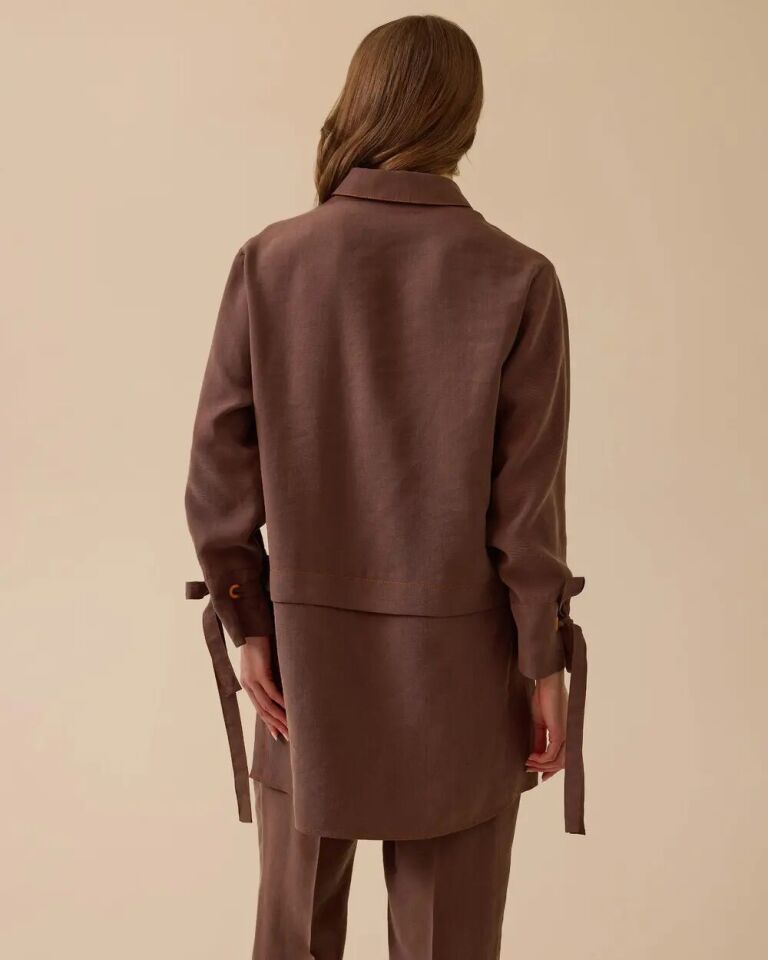 1003 ÖNDEN DÜĞMELİ YANDAN YIRTMAÇLI KOLLARI BAĞLAMA DETAYLI PAMUKLU GÖMLEK 10002511211003 #06-25#