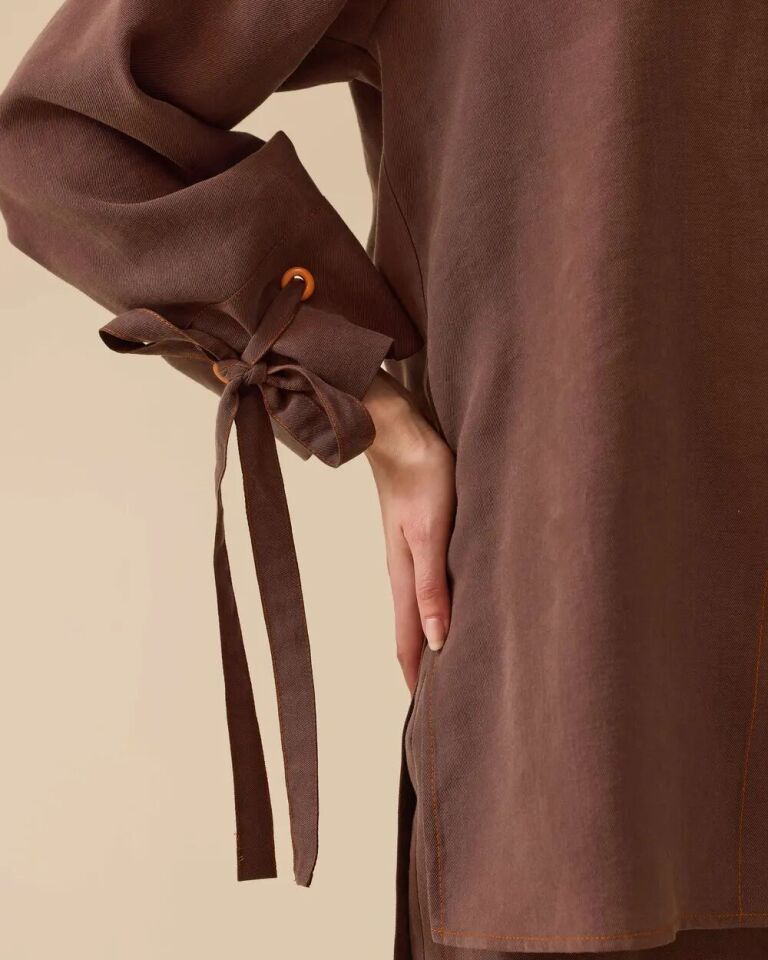 1003 ÖNDEN DÜĞMELİ YANDAN YIRTMAÇLI KOLLARI BAĞLAMA DETAYLI PAMUKLU GÖMLEK 10002511211003 #06-25#