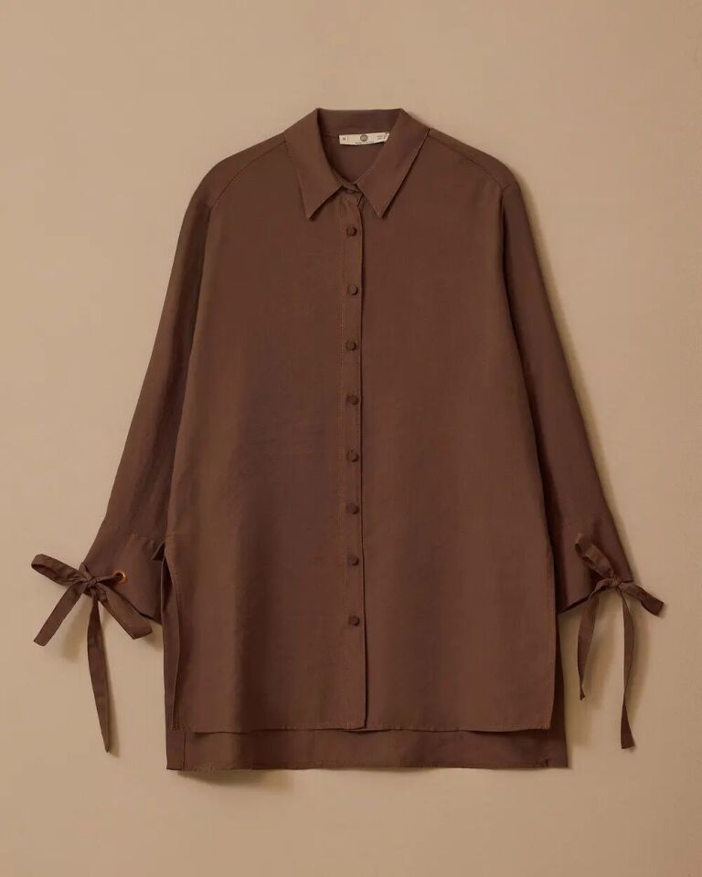 1003 ÖNDEN DÜĞMELİ YANDAN YIRTMAÇLI KOLLARI BAĞLAMA DETAYLI PAMUKLU GÖMLEK 10002511211003 #06-25#