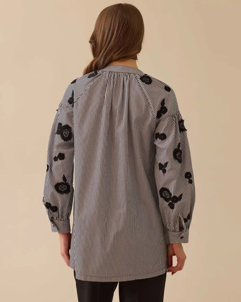 1009 ÖNÜ DÜĞMELİ HAKİM YAKA BALON KOL KOLLARI İŞLEME DETAYLI ÇİZGİLİ GÖMLEK TUNİK 10002511211009 #06-25#