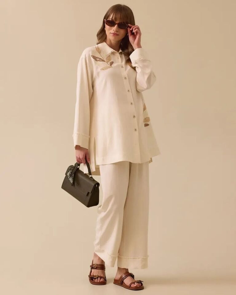 1038 ÖNÜ DÜĞMELİ YAKASI VE KOL UÇLARI İP DETAYLI OMZU VE ALT KISMI NAKIŞ İŞLEMELİ KETEN GÖMLEK TUNİK 10002511211038 #06-25#