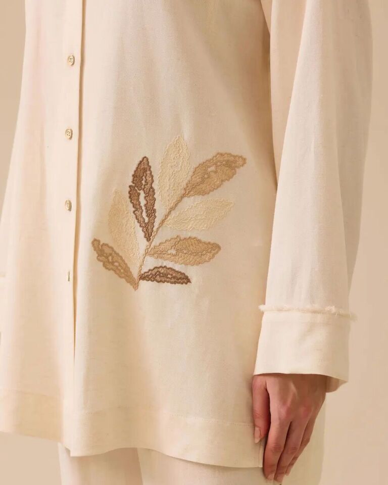 1038 ÖNÜ DÜĞMELİ YAKASI VE KOL UÇLARI İP DETAYLI OMZU VE ALT KISMI NAKIŞ İŞLEMELİ KETEN GÖMLEK TUNİK 10002511211038 #06-25#