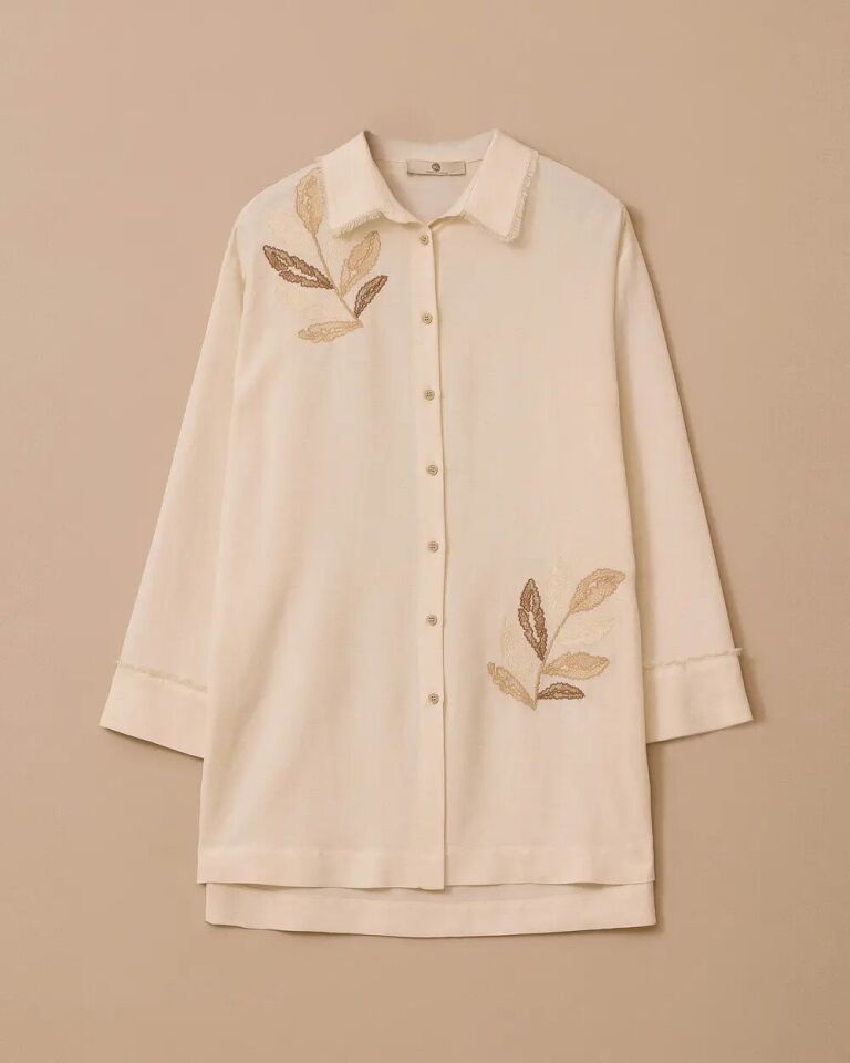 1038 ÖNÜ DÜĞMELİ YAKASI VE KOL UÇLARI İP DETAYLI OMZU VE ALT KISMI NAKIŞ İŞLEMELİ KETEN GÖMLEK TUNİK 10002511211038 #06-25#