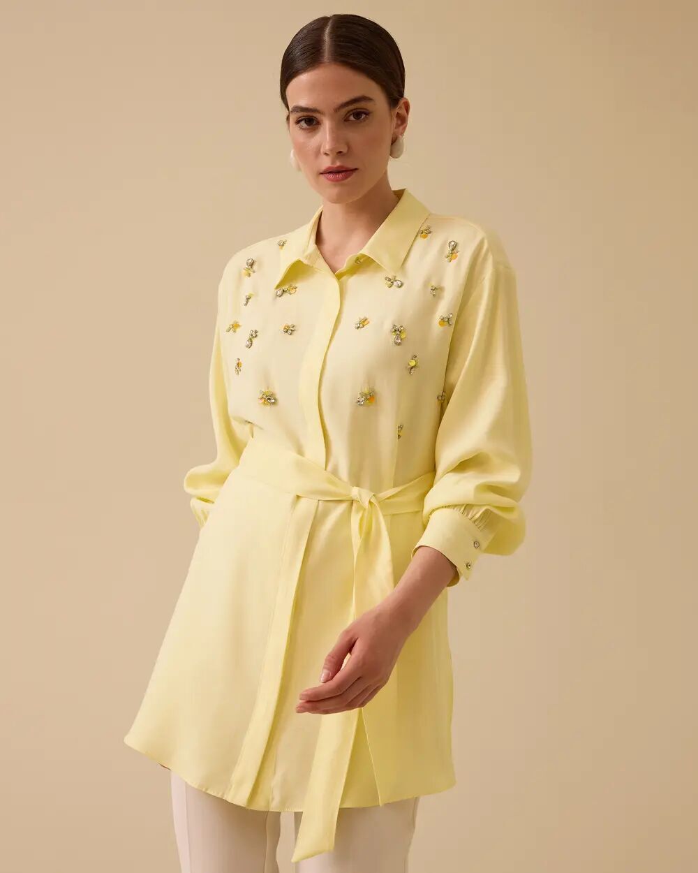 1040 ÖNDEN GİZLİ DÜĞMELİ BELİ BAĞLAMALI OMZU TAŞ DETAYLI ŞIK GÖMLEK TUNİK 10002511211040 #06-25#