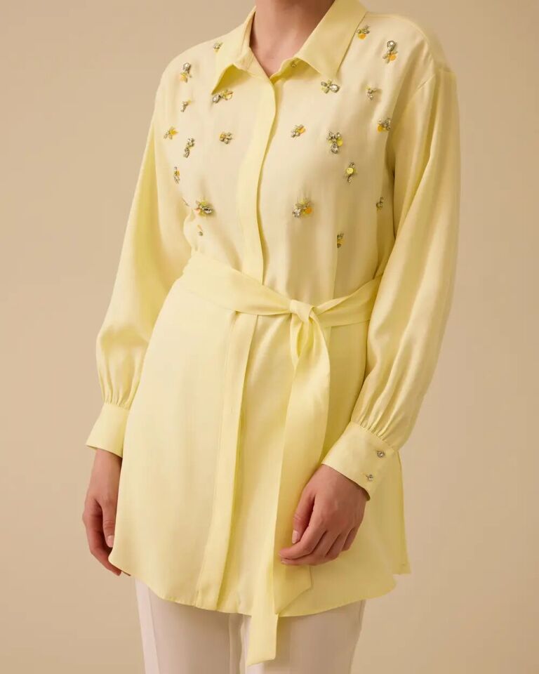 1040 ÖNDEN GİZLİ DÜĞMELİ BELİ BAĞLAMALI OMZU TAŞ DETAYLI ŞIK GÖMLEK TUNİK 10002511211040 #06-25#