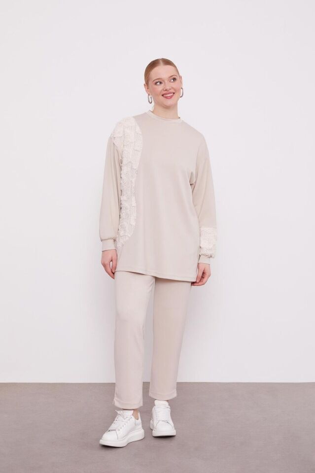 100649 ÖNÜ DANTEL VE İNCİ BONCUK DETAYLI PANTOLONU BELİ LASTİKLİ İKİLİ TAKIM