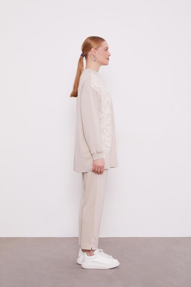 100649 ÖNÜ DANTEL VE İNCİ BONCUK DETAYLI PANTOLONU BELİ LASTİKLİ İKİLİ TAKIM