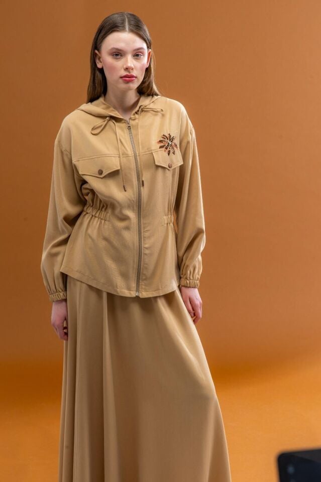 1612 CEKET ÖNÜ FERMUARLI BELİ LASTİK DETAYLI ÖNÜ VE SIRTI ÇİÇEK İŞLEMELİ KAPİŞONLU ETEĞİN BELİ LASTİKLİ İKİLİ TAKIM #03-25#