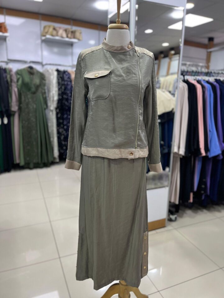 1608 CEKETİN ÖNÜ FERMUARLI CEP DETAYLI KOLLARI MANŞETLİ ETEĞİN BELİ LASTİKLİ UÇ KISIMLARI DÜĞME DETAYLI A KESİM ETEKLİ TAKIM #03-25#