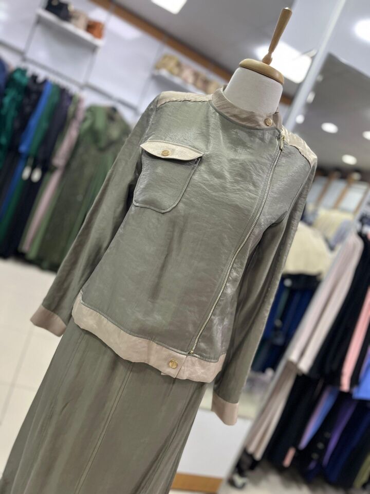 1608 CEKETİN ÖNÜ FERMUARLI CEP DETAYLI KOLLARI MANŞETLİ ETEĞİN BELİ LASTİKLİ UÇ KISIMLARI DÜĞME DETAYLI A KESİM ETEKLİ TAKIM #03-25#