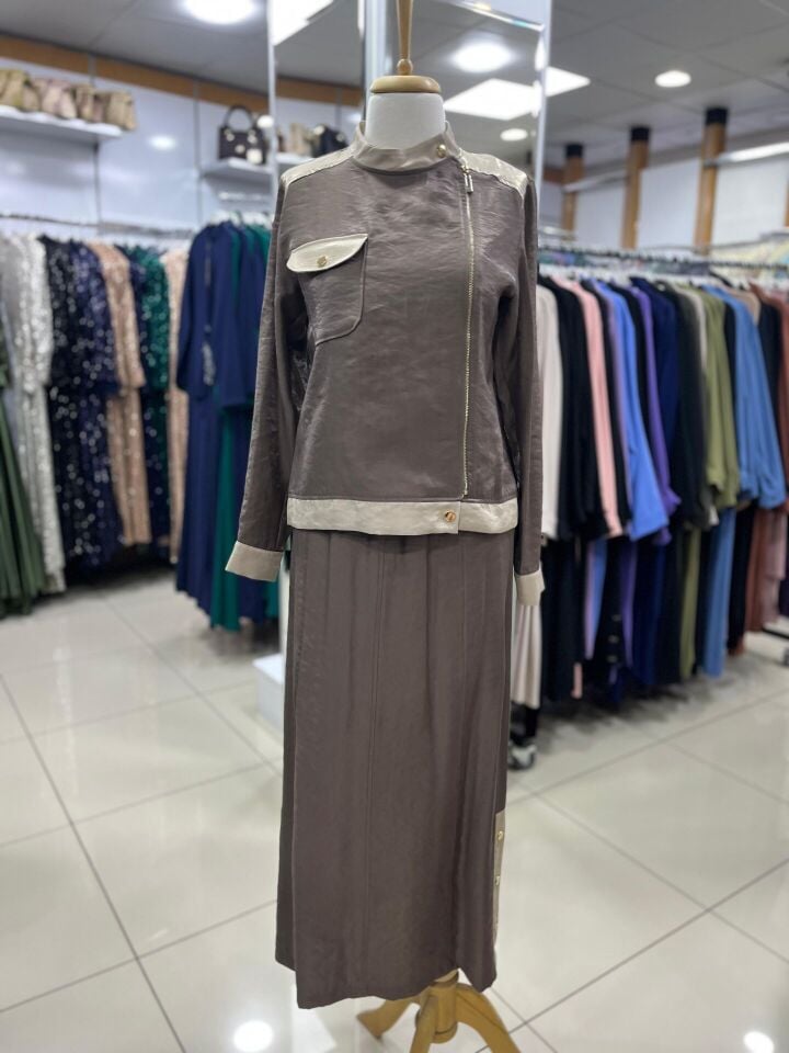 1608 CEKETİN ÖNÜ FERMUARLI CEP DETAYLI KOLLARI MANŞETLİ ETEĞİN BELİ LASTİKLİ UÇ KISIMLARI DÜĞME DETAYLI A KESİM ETEKLİ TAKIM #03-25#