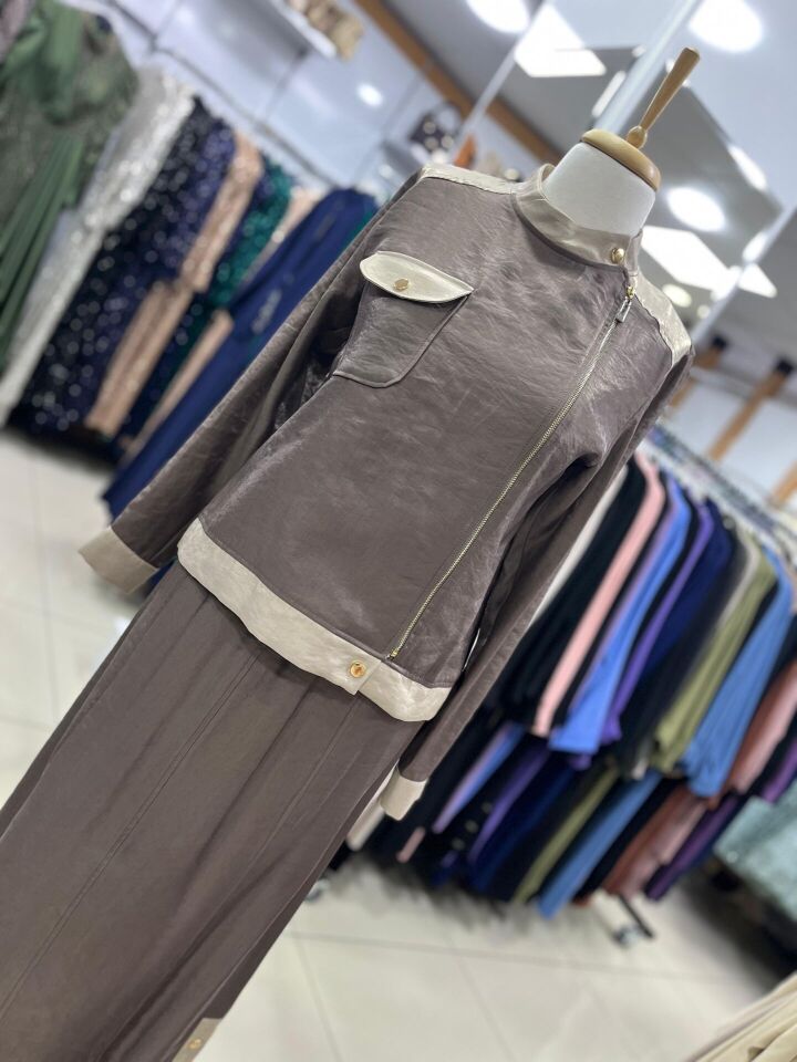 1608 CEKETİN ÖNÜ FERMUARLI CEP DETAYLI KOLLARI MANŞETLİ ETEĞİN BELİ LASTİKLİ UÇ KISIMLARI DÜĞME DETAYLI A KESİM ETEKLİ TAKIM #03-25#