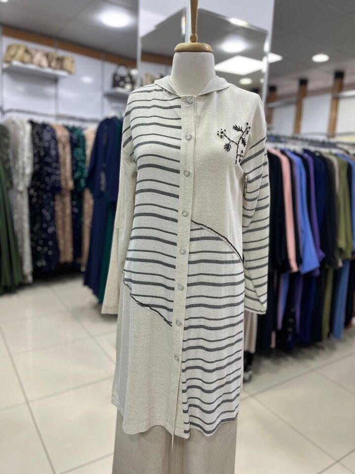 1525 ÖNÜ DÜĞMELİ ÖNÜ BONCUK VE TAŞ İŞLEMELİ KAPİŞONLU KETEN TUNİK #03-25#