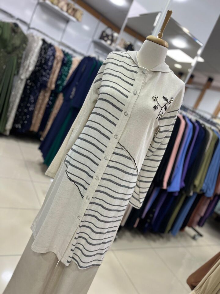 1525 ÖNÜ DÜĞMELİ ÖNÜ BONCUK VE TAŞ İŞLEMELİ KAPİŞONLU KETEN TUNİK #03-25#