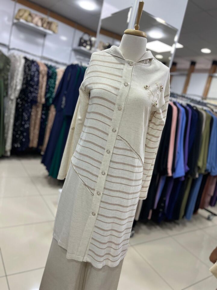 1525 ÖNÜ DÜĞMELİ ÖNÜ BONCUK VE TAŞ İŞLEMELİ KAPİŞONLU KETEN TUNİK #03-25#