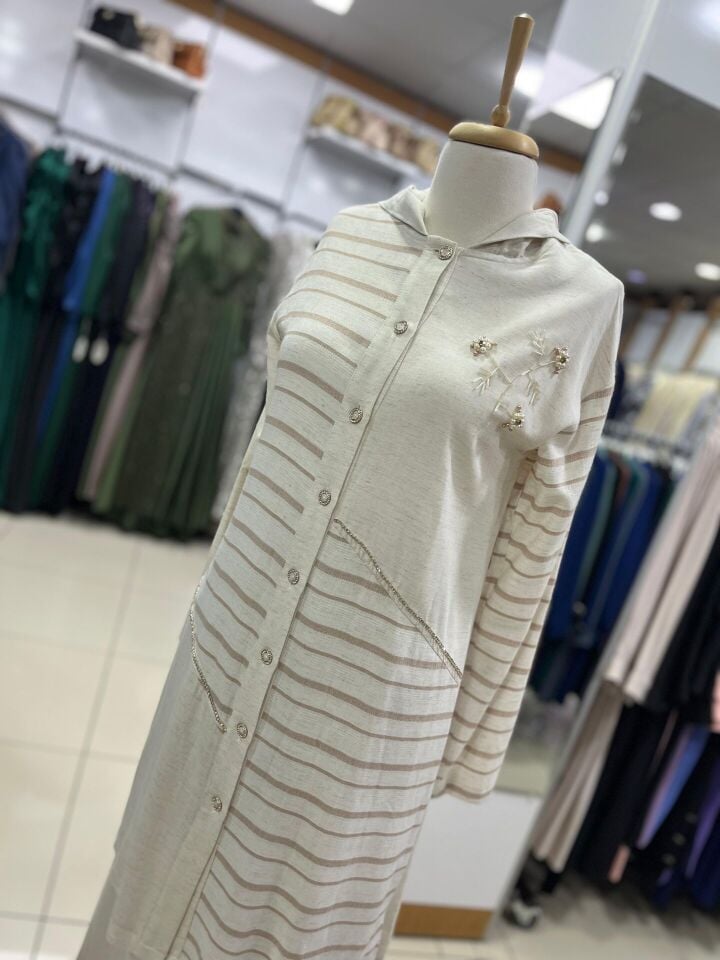 1525 ÖNÜ DÜĞMELİ ÖNÜ BONCUK VE TAŞ İŞLEMELİ KAPİŞONLU KETEN TUNİK #03-25#