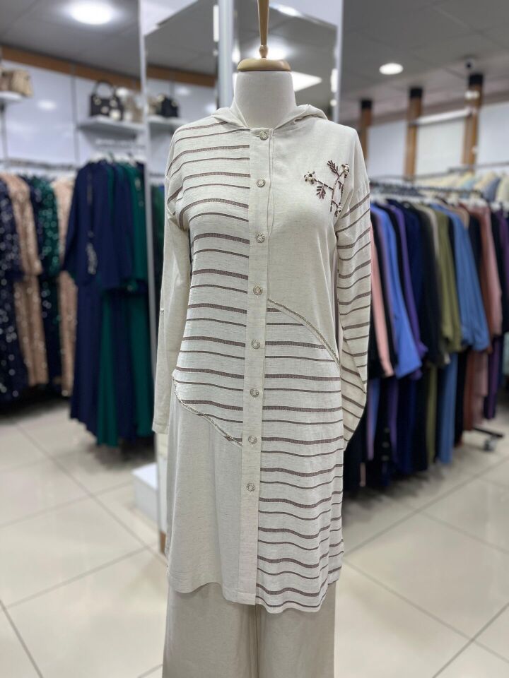 1525 ÖNÜ DÜĞMELİ ÖNÜ BONCUK VE TAŞ İŞLEMELİ KAPİŞONLU KETEN TUNİK #03-25#