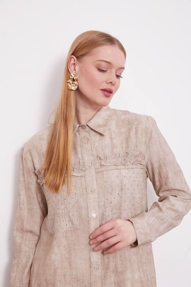 210134 ÖNÜ DÜĞMELİ GÖĞSÜ TAŞ DETAYLI FIRFIR DETAYLI GÖMLEK #04-25#