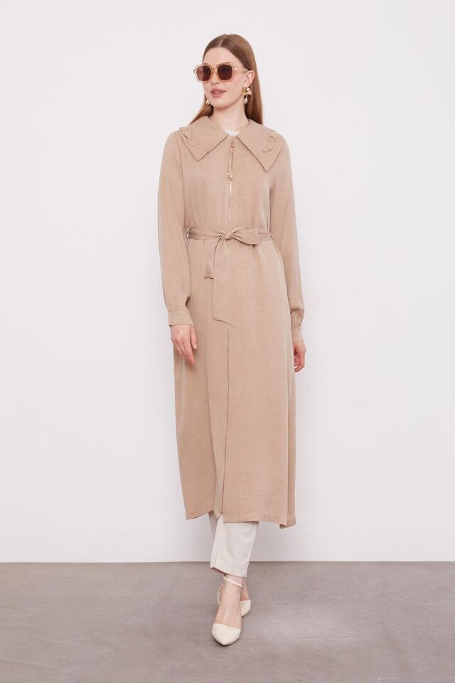 540093 ÖNÜ FERMUARLI GENİŞ YAKALI BELİ BAĞLAMALI KOL UCU MANŞETLİ KAP