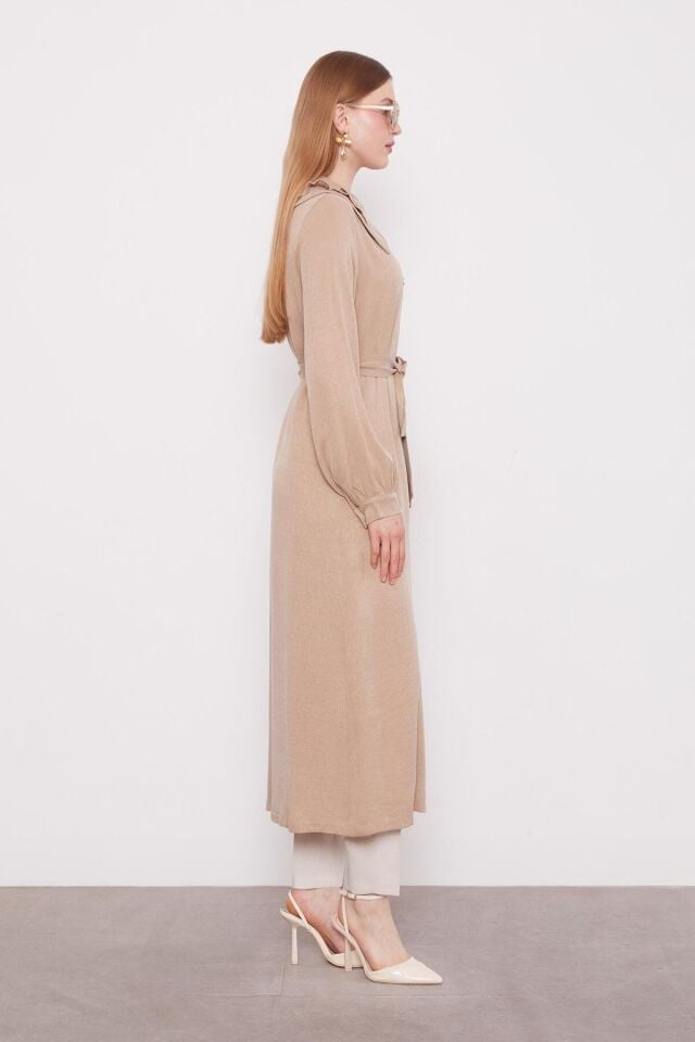 540093 ÖNÜ FERMUARLI GENİŞ YAKALI BELİ BAĞLAMALI KOL UCU MANŞETLİ KAP