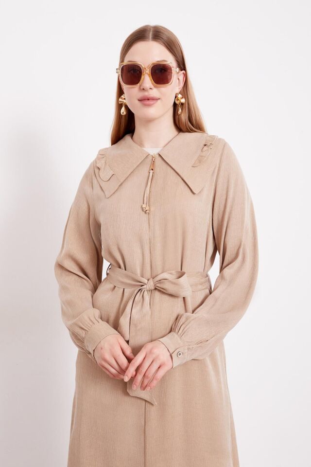 540093 ÖNÜ FERMUARLI GENİŞ YAKALI BELİ BAĞLAMALI KOL UCU MANŞETLİ KAP