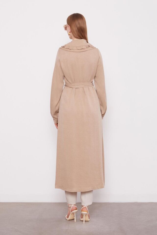 540093 ÖNÜ FERMUARLI GENİŞ YAKALI BELİ BAĞLAMALI KOL UCU MANŞETLİ KAP